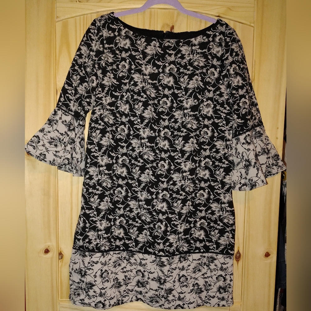 Jessica Howard Women's Black and White Floral Dress with Flowing Sleeves Size 14